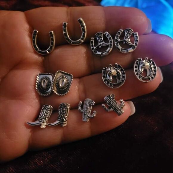 Western Cowgirl Bohemian Antique Silver Plated Horseshoes Cowboy Stud Earrings - Picture 4 of 4